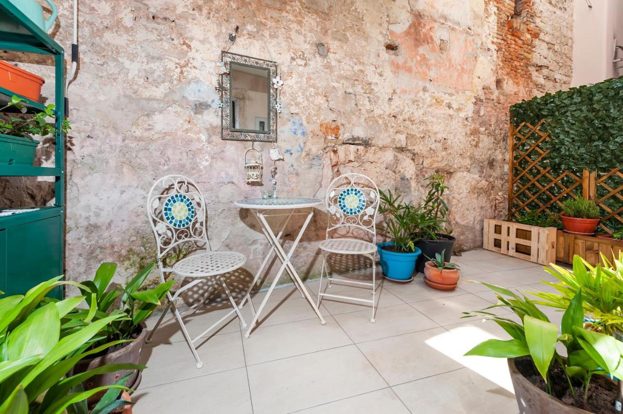 Amici With Terrace In Center Of Apartment