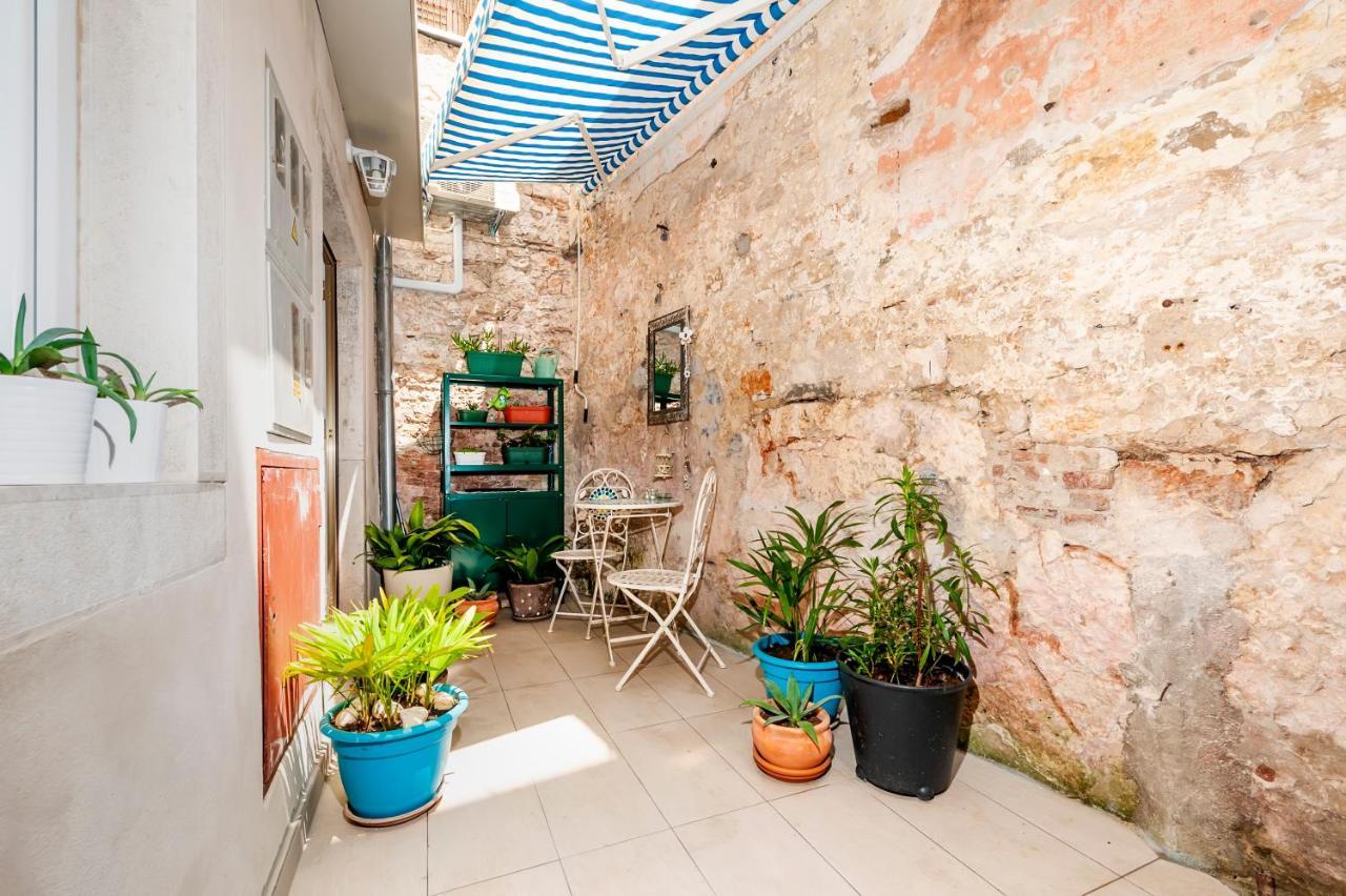 Amici With Terrace In Center Of Apartment *