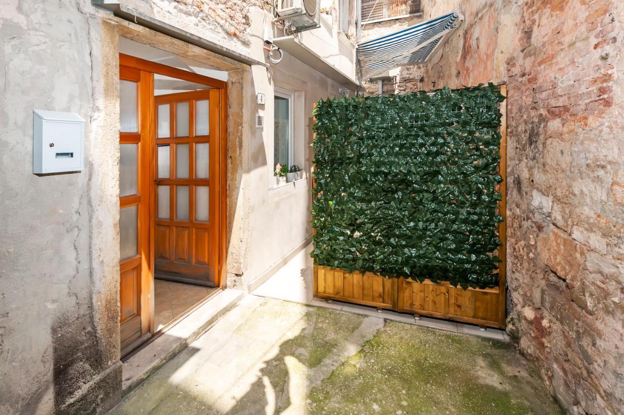 Amici With Terrace In Center Of Apartment *